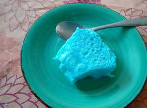 Una foto de Gelatina de mora azul con yogurt. ॐ