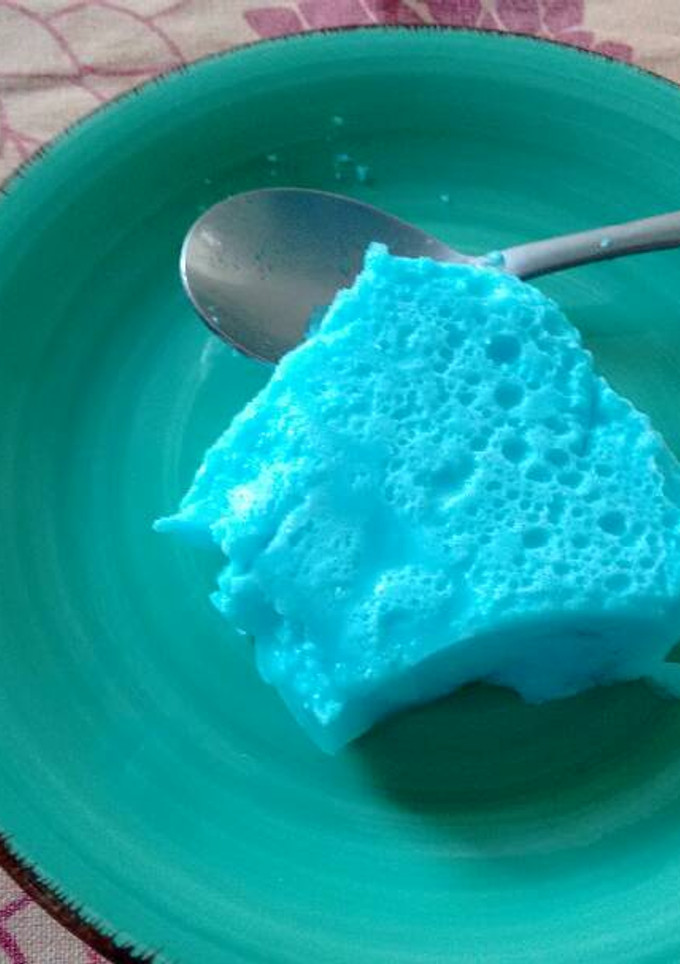 Una foto de Gelatina de mora azul con yogurt. ॐ