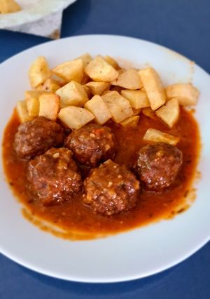 Una foto de Albóndigas en salsa española