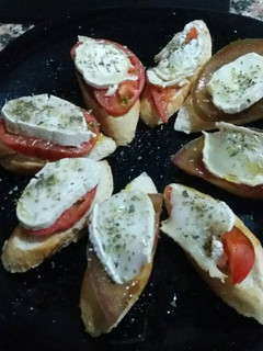 Una foto de Canapés con tomate y queso de cabra tres hierbas