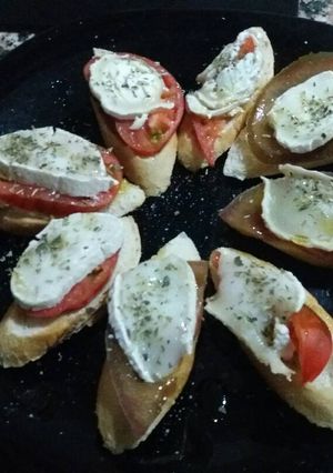 Una foto de Canapés con tomate y queso de cabra tres hierbas