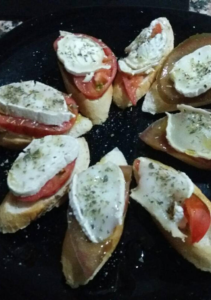 Una foto de Canapés con tomate y queso de cabra tres hierbas