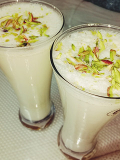 केसर पिस्ता मिल्क ठंडाई (kesar pista milk thandai recipe in Hindi) रेसिपी मुख्य फोटो