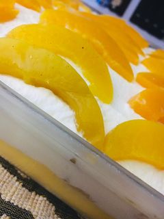 Una foto de POSTRE DE VAINILLA CON 🍑DURAZNOS🍑 CREMA CHANTILLY Y VAINILLAS 🤩😋😋🤩🍑