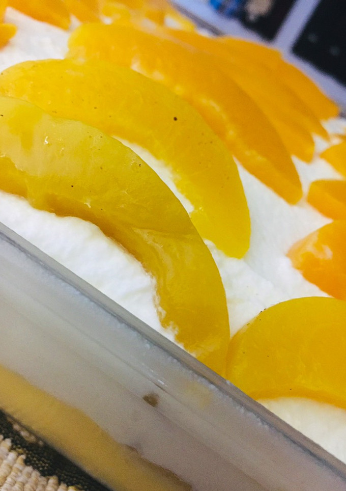 Una foto de POSTRE DE VAINILLA CON 🍑DURAZNOS🍑 CREMA CHANTILLY Y VAINILLAS 🤩😋😋🤩🍑