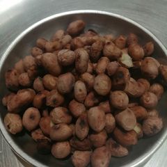 A picture of Roasted Salty peanuts.