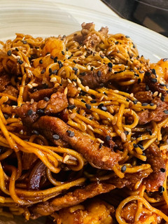 Una foto de Fideos chinos salteados a mi estilo