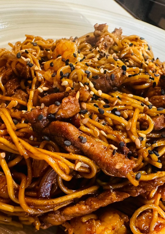 Una foto de Fideos chinos salteados a mi estilo