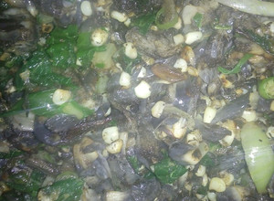 Una foto de Huitlacoche con elote y acelgas a la Mario, s