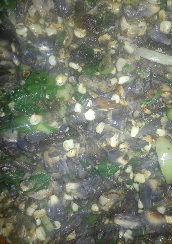 Una foto de Huitlacoche con elote y acelgas a la Mario, s