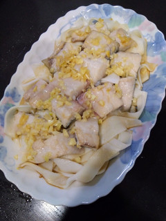蒜味魚片蒸板條(家常菜)(簡單料理)(便當菜)(電鍋料理) 的食譜成品照片