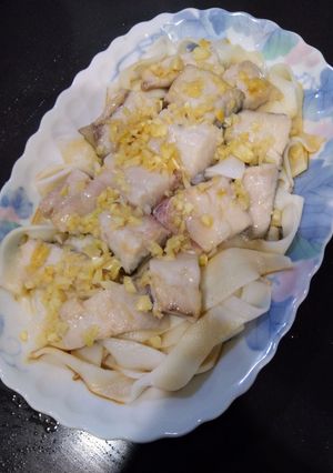 蒜味魚片蒸板條（家常菜）（簡單料理）（便當菜）（電鍋料理） 的食譜成品照片