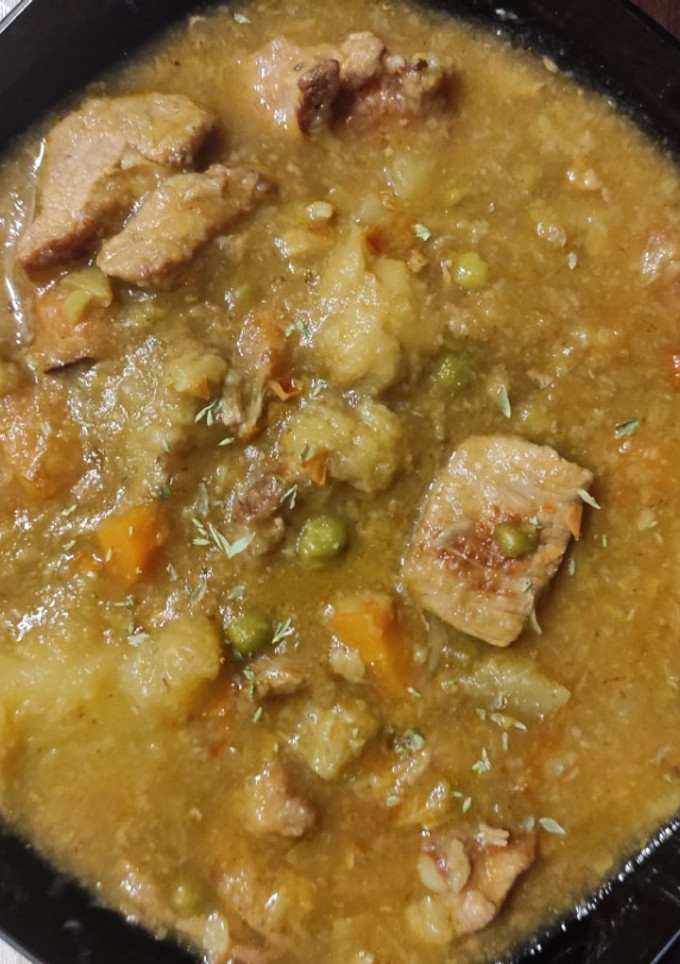 Una foto de Carne estofada con patatas y alcachofas