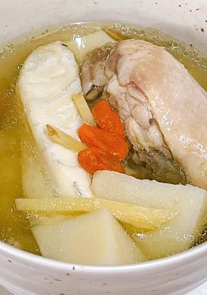 居家辦公簡易餐～竹筍鱸魚雞腿湯 的食譜成品照片