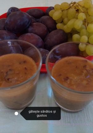 O poză a rețetei Smoothie cu prune, struguri și stafide.