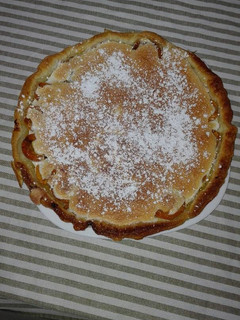 Una foto de Tarta de nísperos con merengue