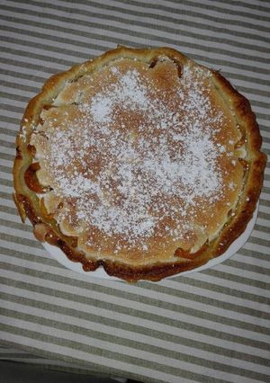 Una foto de Tarta de nísperos con merengue