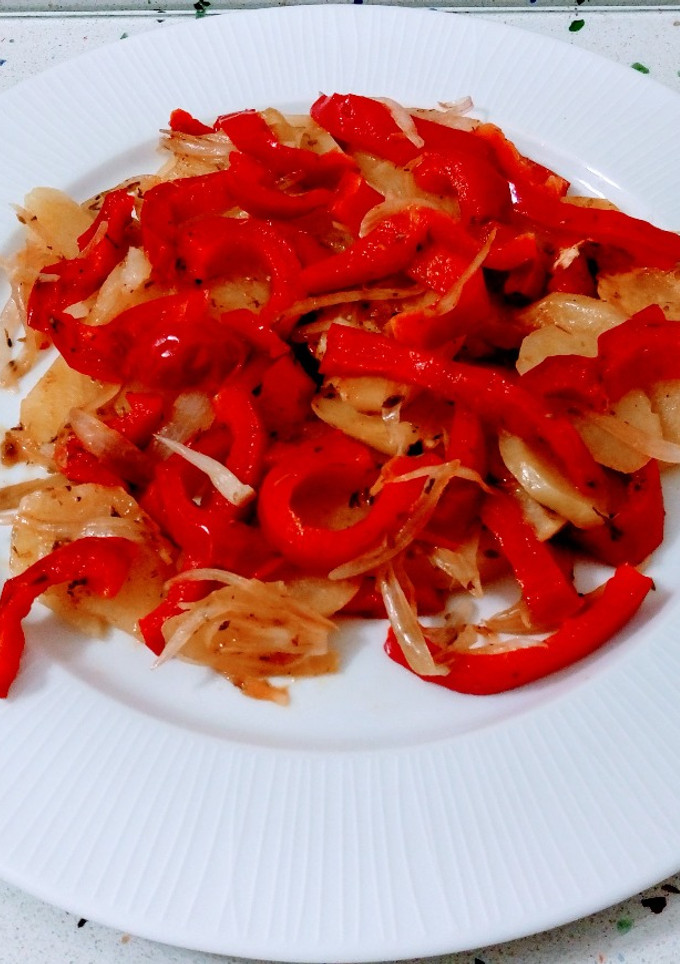 Una foto de Patatas con pimientos, chalotas y hierbas de la Provenza