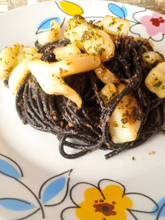 Una foto de Pasta negra con sepia y olivada de arbequina