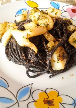Una foto de Pasta negra con sepia y olivada de arbequina