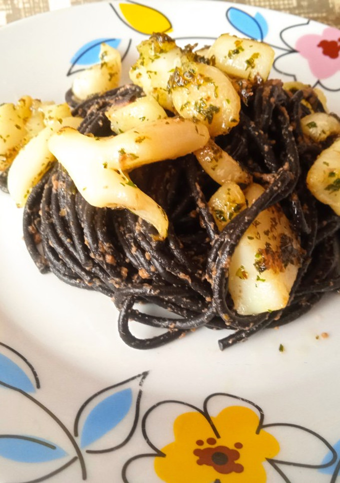 Una foto de Pasta negra con sepia y olivada de arbequina