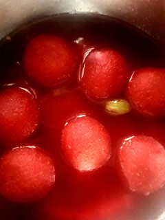 सूजी बीटरूट गुलाब जामुन (Suji beetroot gulabjamun recipe in hindi) रेसिपी मुख्य फोटो
