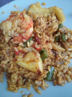 Una foto de Paella de sepia y gambones