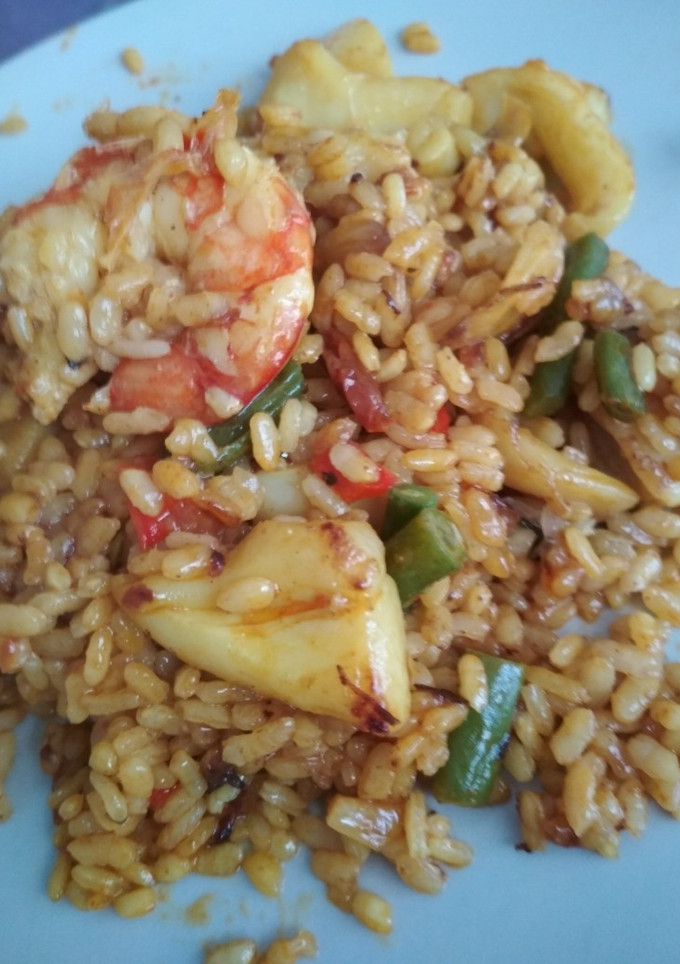 Una foto de Paella de sepia y gambones