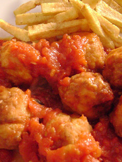 Una foto de Albóndigas de Pollo y Pavo con Tomate