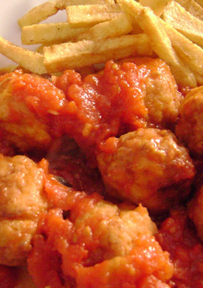 Una foto de Albóndigas de Pollo y Pavo con Tomate