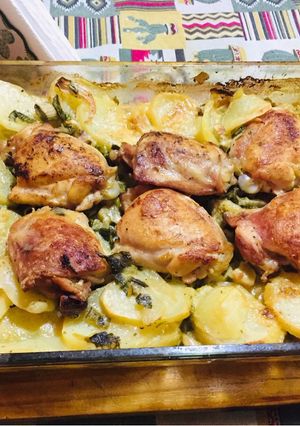 Una foto de Pollo al horno con papas