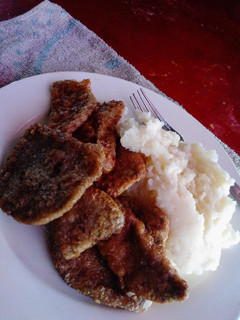Una foto de Milanesas de zapallitos y berenjena, con puré de papa