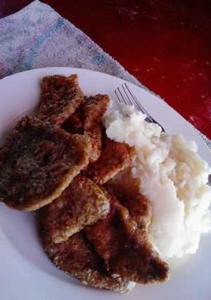 Una foto de Milanesas de zapallitos y berenjena, con puré de papa