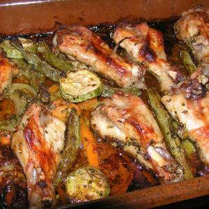 Pollo con verduras en salsa barbacoa al horno