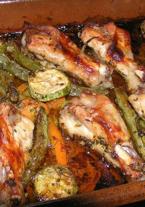 Una foto de Pollo con verduras en salsa barbacoa al horno