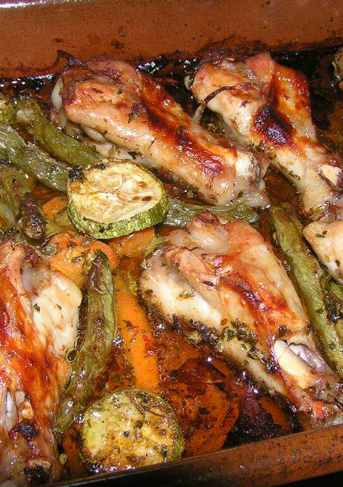 Una foto de Pollo con verduras en salsa barbacoa al horno