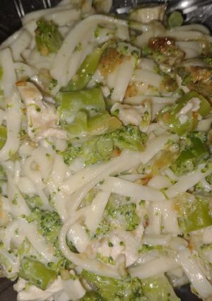 Una foto de Fideos con brócoli y pollo