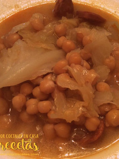 Una foto de Repollo guisado con garbanzos y chorizo