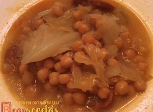 Foto principal de Repollo guisado con garbanzos y chorizo