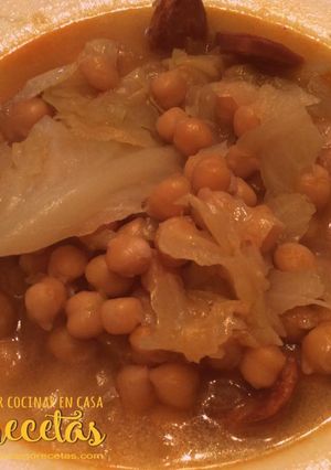 Una foto de Repollo guisado con garbanzos y chorizo