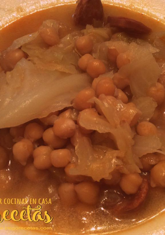 Una foto de Repollo guisado con garbanzos y chorizo