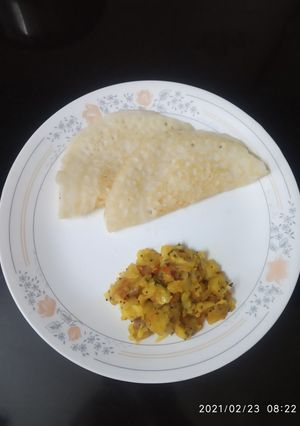 A picture of Dosa with aloo masala.