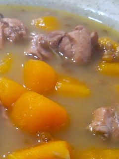 Una foto de Guiso de lentejas con calabaza y pollo