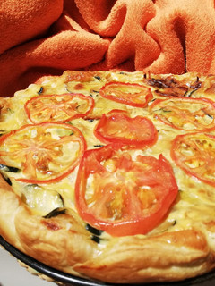 Una foto de Quiche de calabacín y tomates
