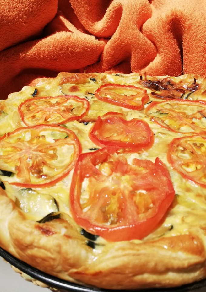 Una foto de Quiche de calabacín y tomates