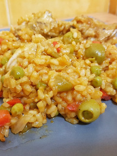Una foto de Arroz con verduras y conejo
