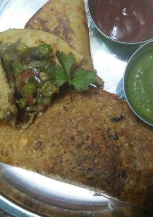 A picture of Stuff moog dal chilla.