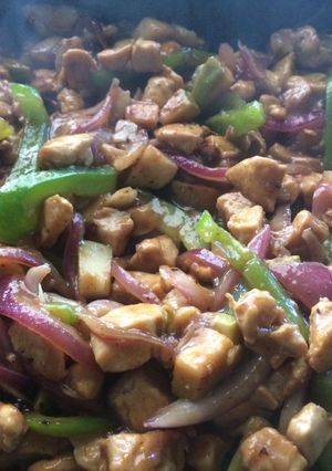 Una foto de Pollo agridulce con guayaba