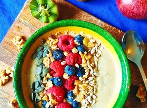 Foto de Smoothie bowl de kiwi e maçã