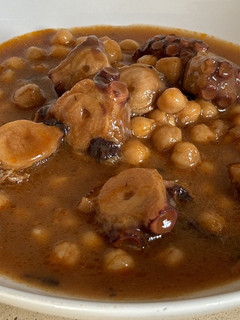 Una foto de Garbanzos con pulpo